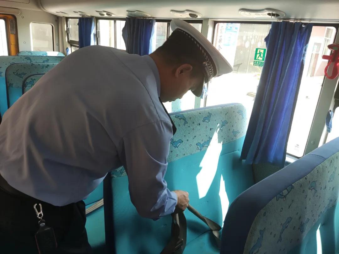安全無(wú)小事！潮南交警走進(jìn)這所學(xué)校開(kāi)展校車安全檢查和校車司機(jī)安全宣傳教育