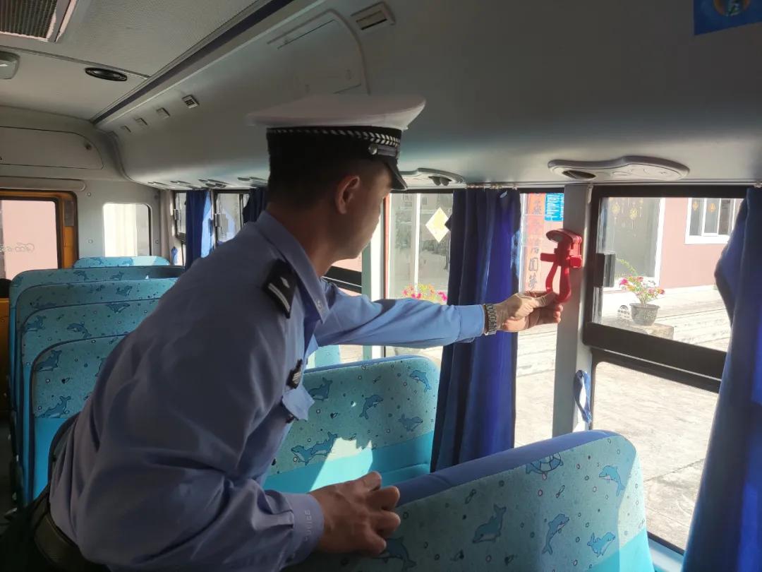 安全無(wú)小事！潮南交警走進(jìn)這所學(xué)校開(kāi)展校車安全檢查和校車司機(jī)安全宣傳教育