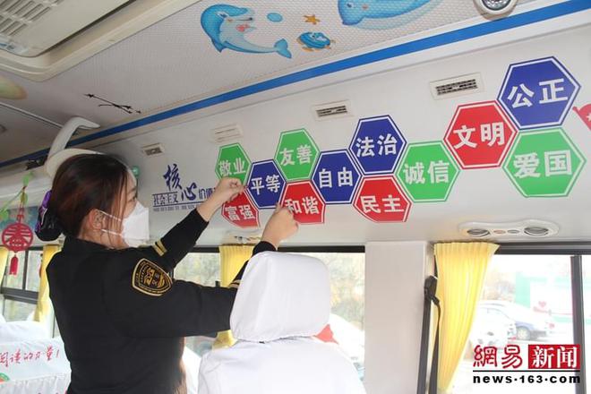膠州溫馨校車打造“文明城市你我共建”流動(dòng)課堂