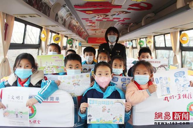 膠州溫馨校車打造“文明城市你我共建”流動(dòng)課堂