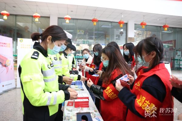 檢查校車安全，提高學(xué)生安全意識(shí)……南京交警走進(jìn)大學(xué)校園