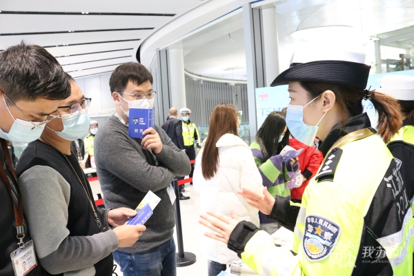 檢查校車安全，提高學(xué)生安全意識(shí)……南京交警走進(jìn)大學(xué)校園