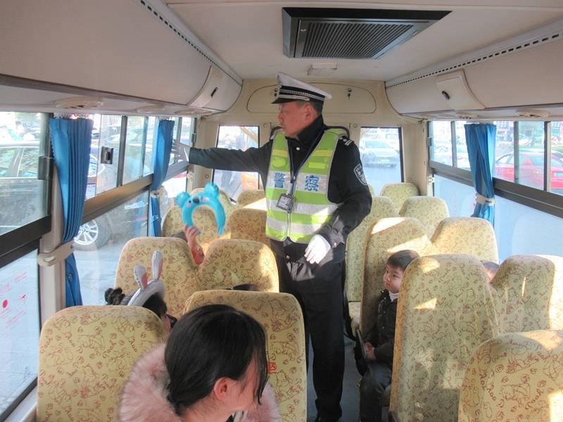 常德公安交警直屬二大隊(duì)：嚴(yán)查校車安全 筑牢平安上學(xué)路