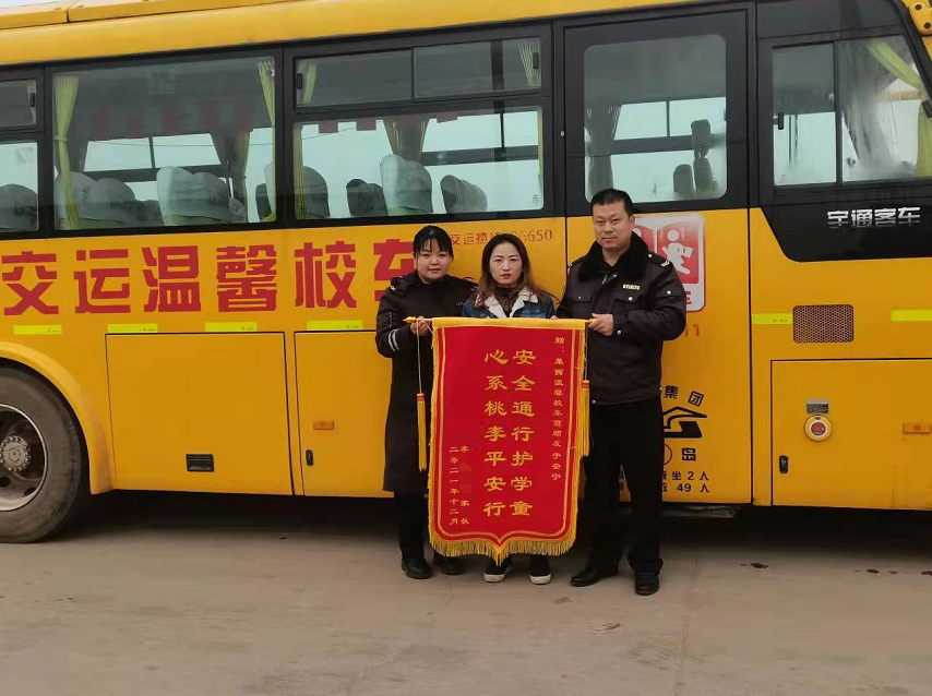 學生在校車上突發(fā)抽搐，駕照員緊急聯(lián)手施救！