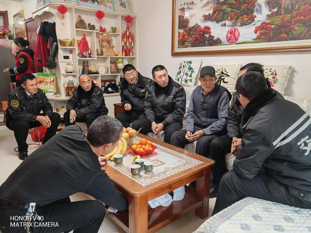 半島網 />青島 天寒人心暖！黃島校車志愿者看望九旬老兵