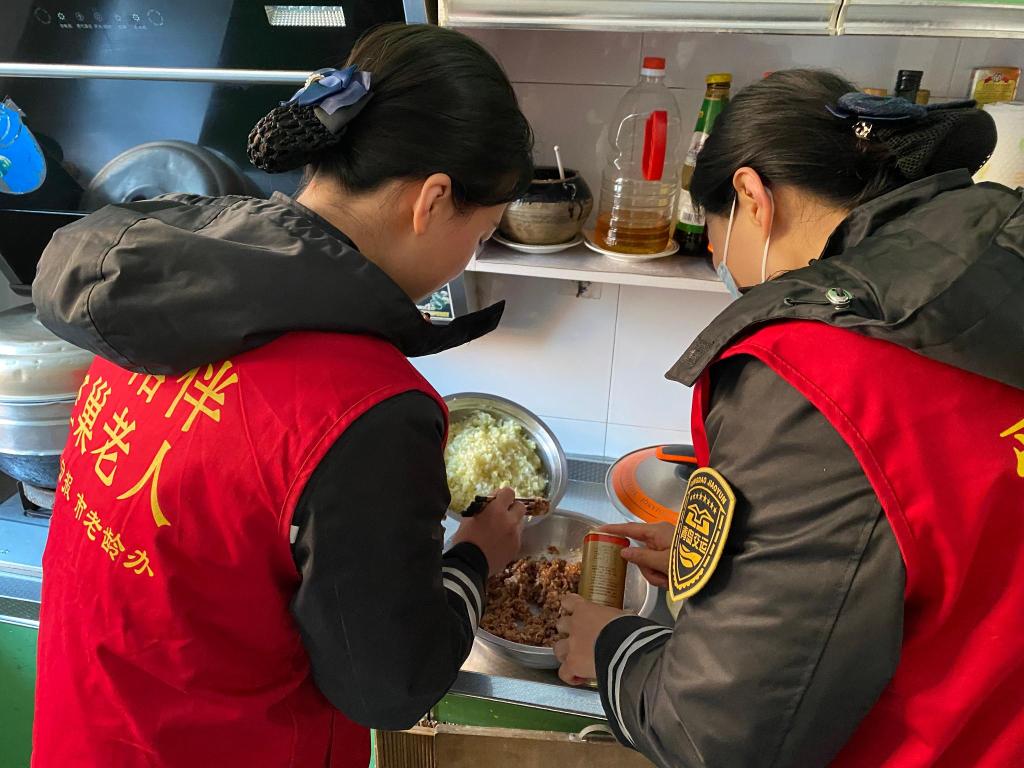 半島網 />青島 天寒人心暖！黃島校車志愿者看望九旬老兵