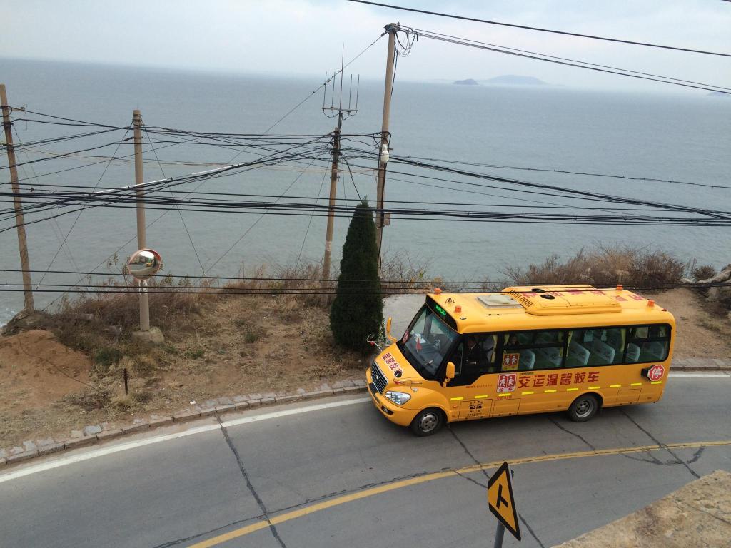 “大鼻子”校車開進嶗山9年了，護航山區(qū)孩子上學路