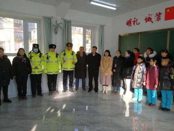 “你好警察節(jié)” 四平鐵西交警寒假前聯(lián)合多部門開展校車應(yīng)急演練活動(dòng)