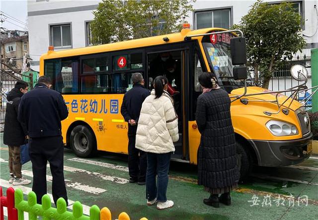確保學(xué)生上下學(xué)乘車安全歙縣開展校車專項(xiàng)檢查