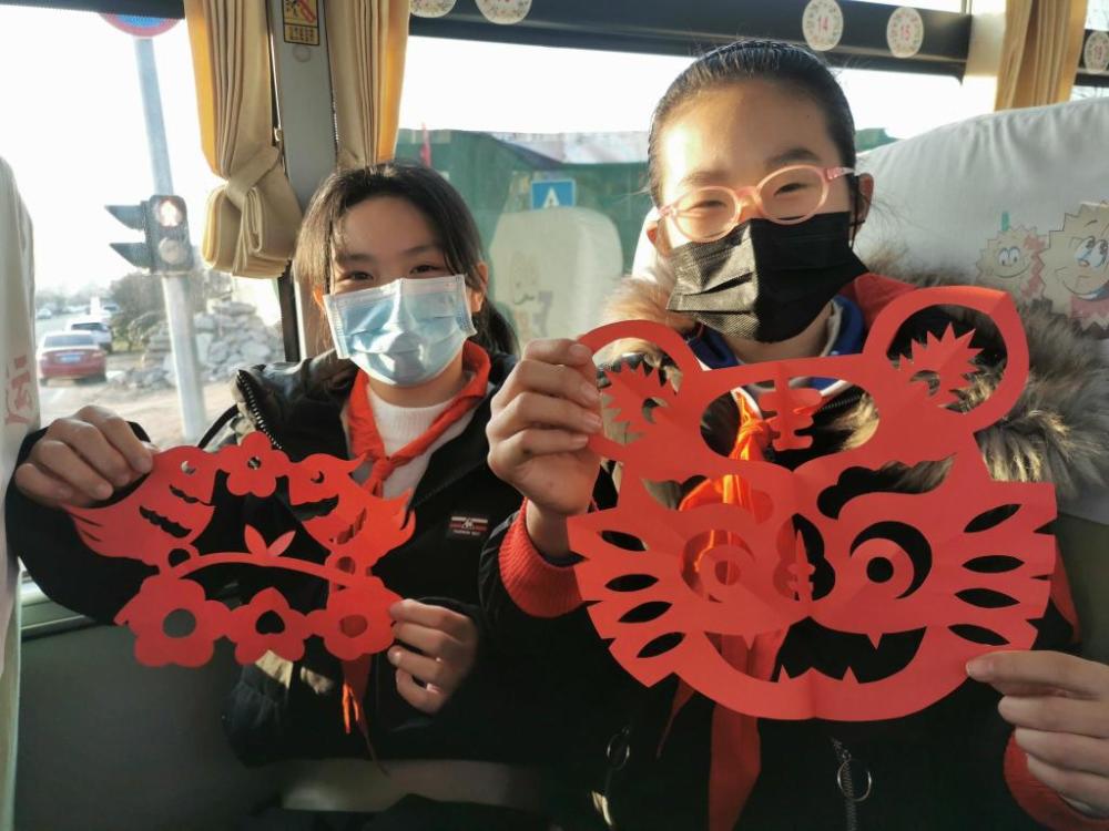學(xué)生放假我“充電”，溫馨校車(chē)“車(chē)休人不休”