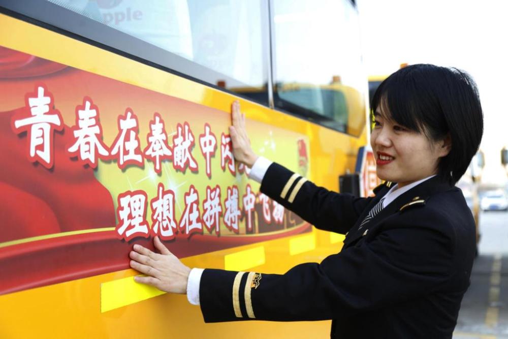 學(xué)生放假我“充電”，溫馨校車(chē)“車(chē)休人不休”