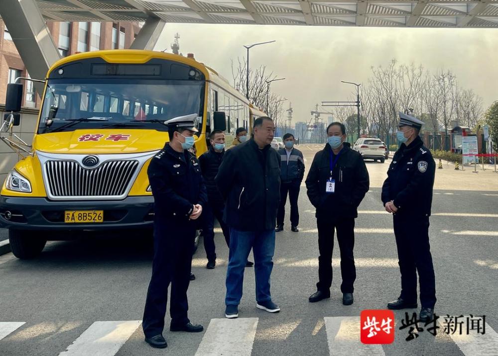 擰緊校車管理“安全閥”，南京江北新區(qū)交警進校園開展大檢查