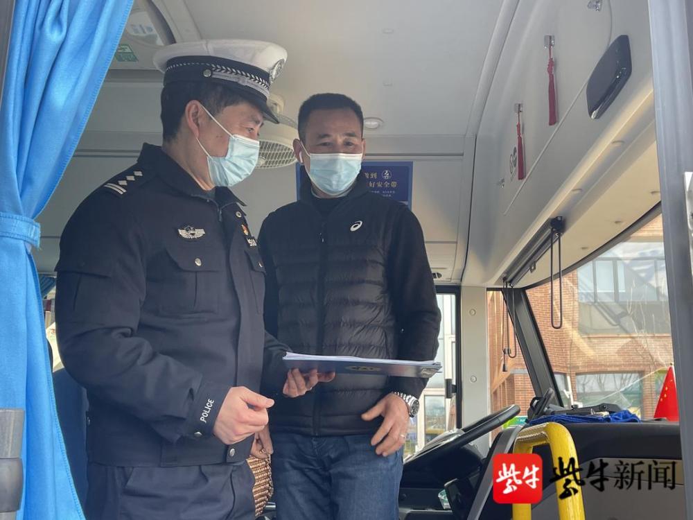 擰緊校車管理“安全閥”，南京江北新區(qū)交警進校園開展大檢查
