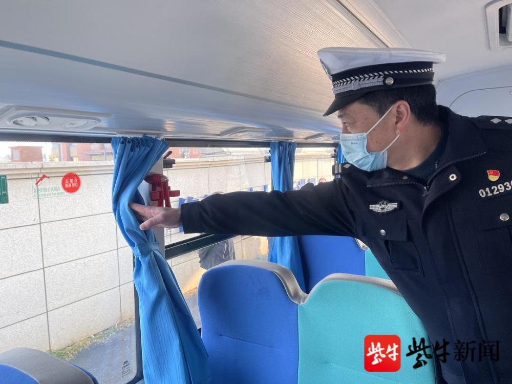 擰緊校車管理“安全閥”，南京江北新區(qū)交警進校園開展大檢查