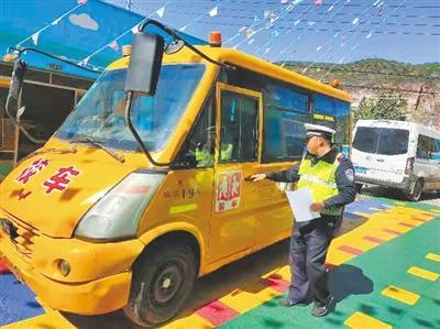 宣威交警開(kāi)展校車安全隱患大排查共排查校車55輛，取消2名駕駛證被記滿12分的駕駛?cè)诵＼囻{駛資格