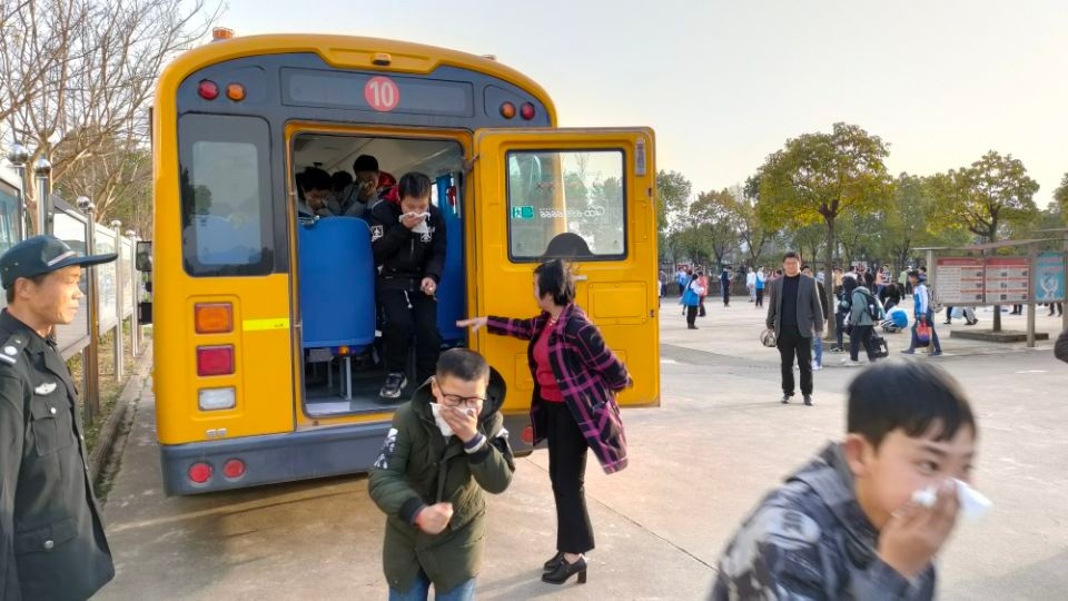 桐城市新店初中舉行校車應(yīng)急疏散演練活動(dòng)