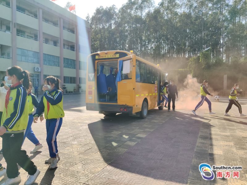 清遠粵運開展2022年春季校車安全教育講座及校車火災(zāi)事故應(yīng)急救援演練活動