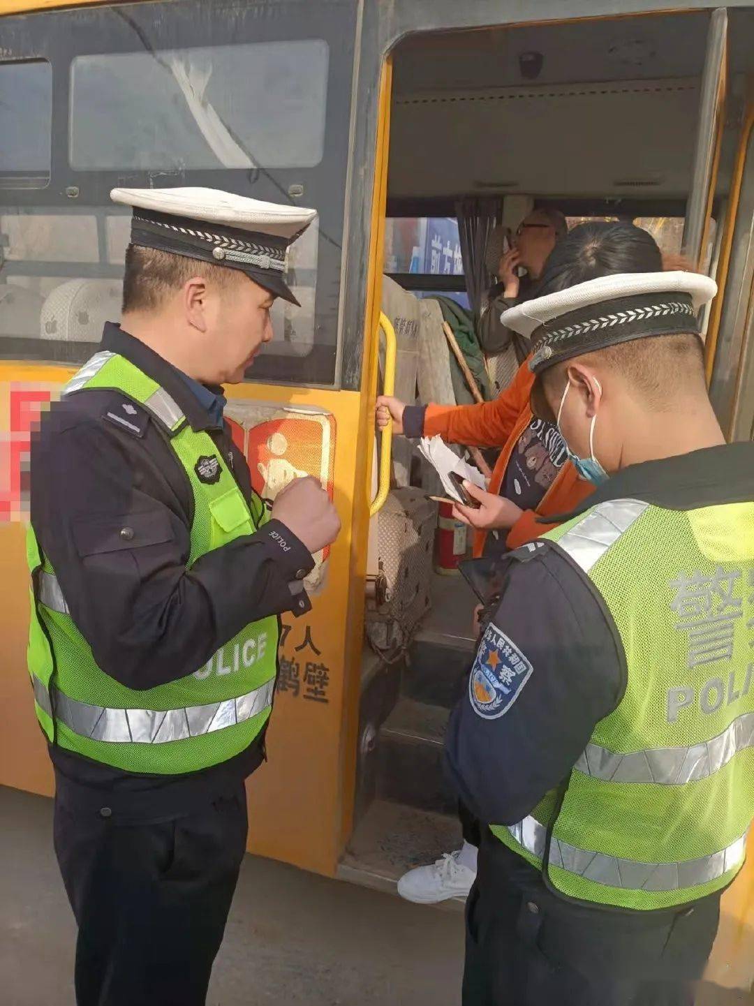 一面包車(chē)充當(dāng)校車(chē)接送孩子被查