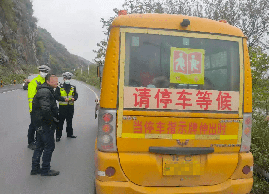 危險！桂林某幼兒園校車嚴(yán)重超載，抓捕現(xiàn)場曝光