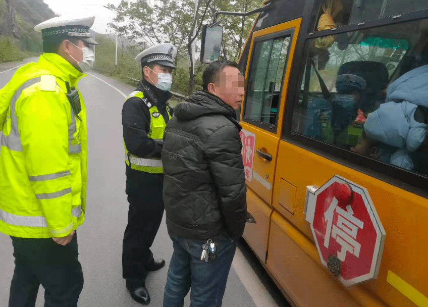 危險！桂林某幼兒園校車嚴(yán)重超載，抓捕現(xiàn)場曝光