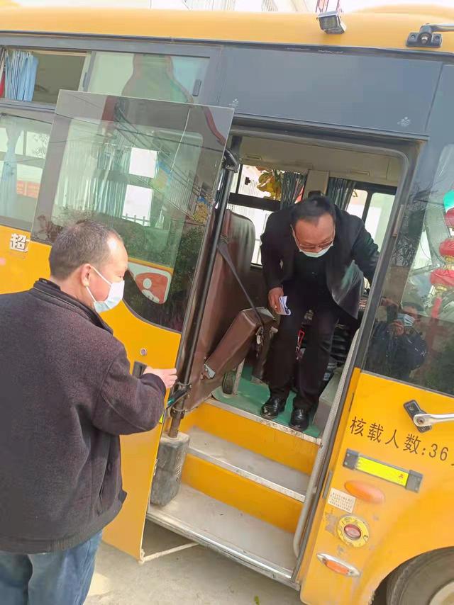 方城縣獨樹鎮(zhèn)中心學校：校車安全大排查筑牢學生安全交通線