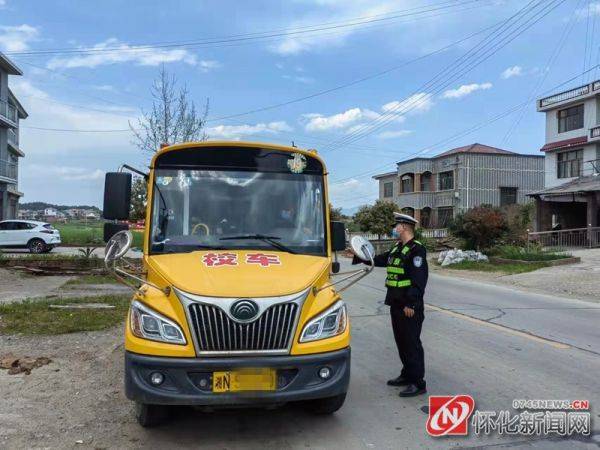 溆浦交警扎實(shí)開展春季校車整治行動