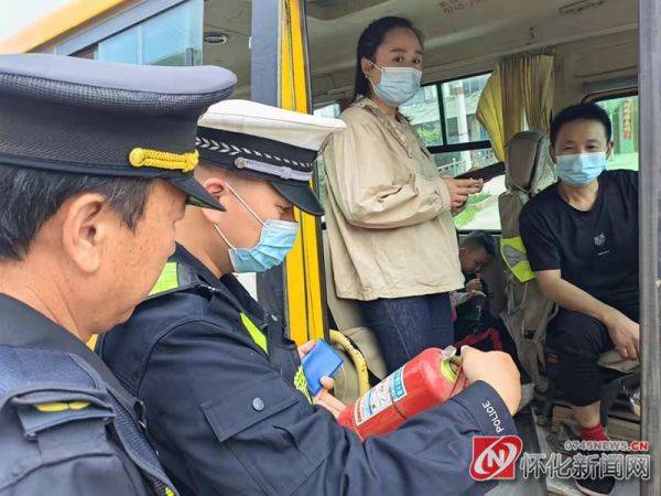 溆浦交警扎實(shí)開展春季校車整治行動