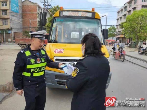 溆浦交警扎實(shí)開展春季校車整治行動