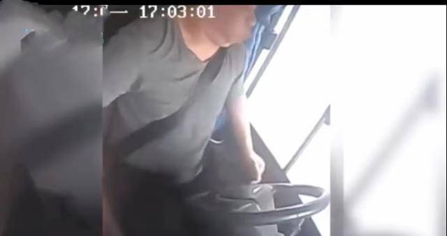 感動！校車司機駕車時突發(fā)腦梗，倒下前拼盡最后力氣保全13名幼兒