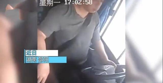 感動！校車司機駕車時突發(fā)腦梗，倒下前拼盡最后力氣保全13名幼兒