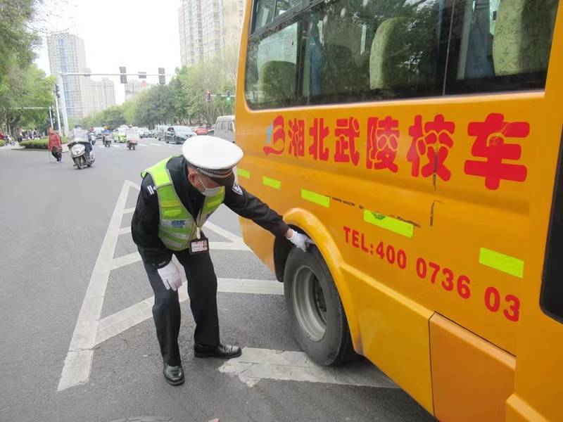 校車司機準駕不符，罰款4千記18分！常德交警開展校車安全整治