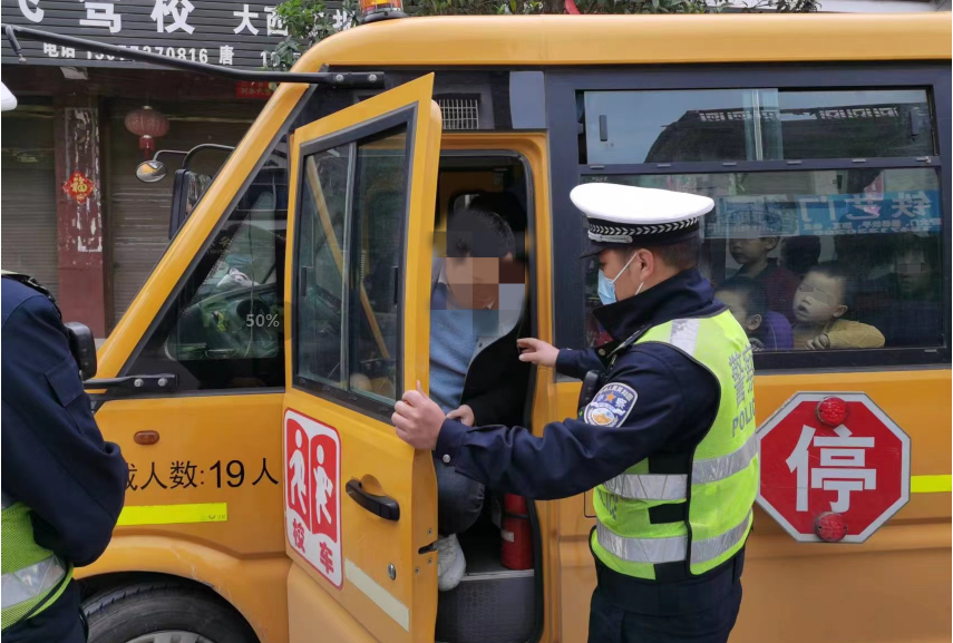 超員，校車司機(jī)準(zhǔn)駕不符……全州交警開展校車安全整治