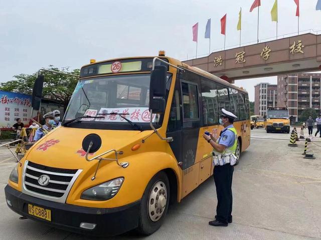 8輛校車標(biāo)牌過(guò)有效期，東坑交警責(zé)令不準(zhǔn)上路行駛