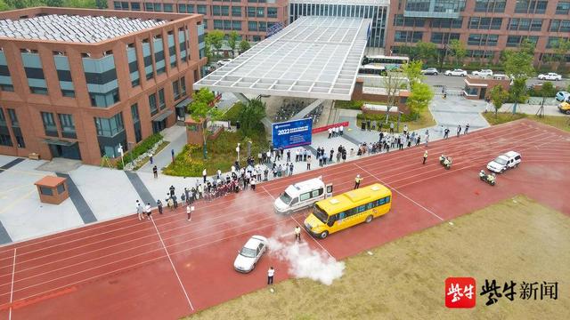 校車發(fā)生交通事故，并引發(fā)自燃？原是多部門聯(lián)合開展校車突發(fā)事故應急演練
