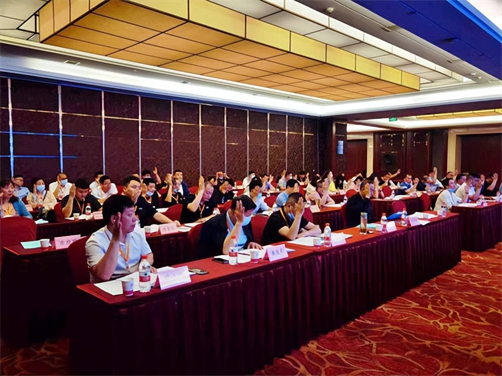 董建新當(dāng)選連任湖北省校車運(yùn)營行業(yè)協(xié)會會長