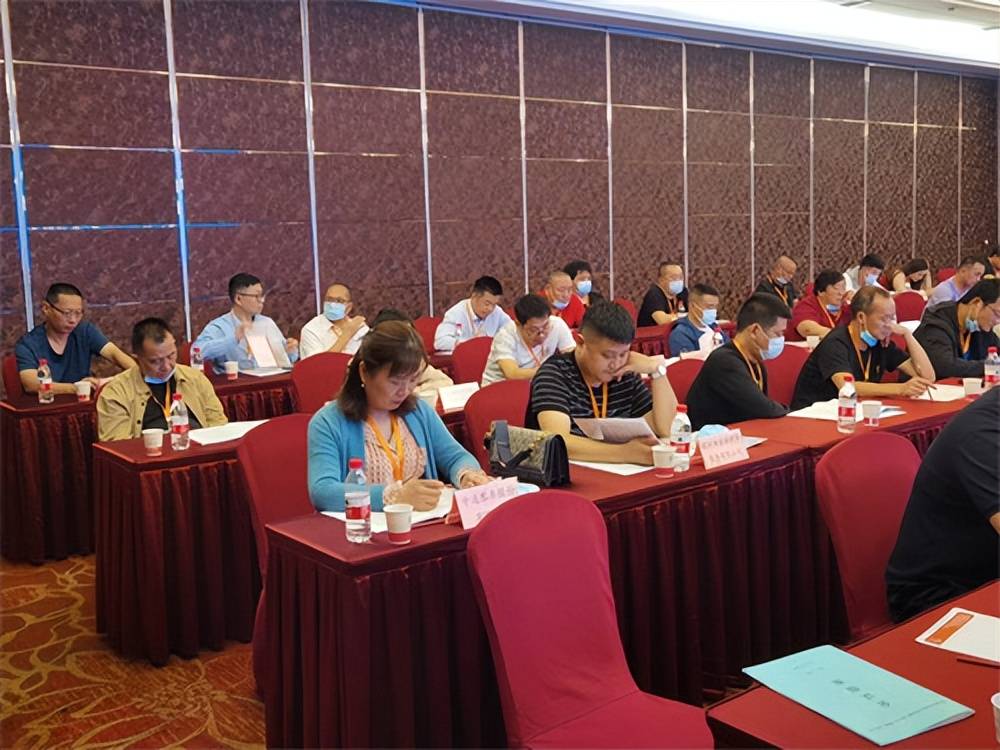 董建新當(dāng)選連任湖北省校車運(yùn)營行業(yè)協(xié)會會長