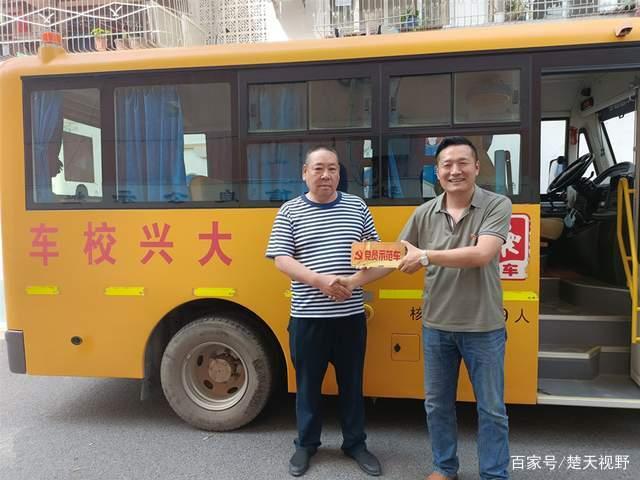 鄂州大興聯(lián)運推出“黨員示范車”，打造靚麗的城市風(fēng)景線