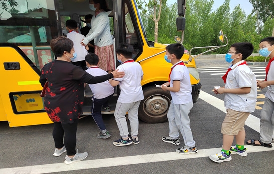濟(jì)南高新區(qū)稼軒小學(xué)開(kāi)展校車安全應(yīng)急演練活動(dòng)