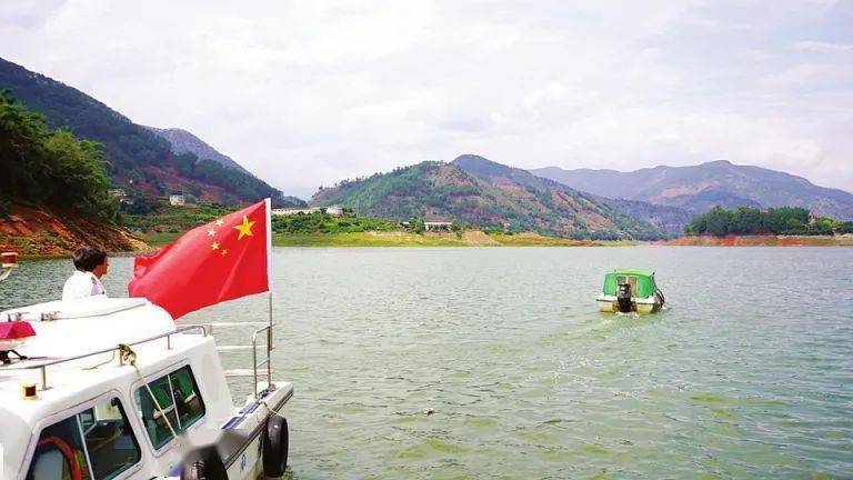 庫(kù)區(qū)孩子的“水上校車”