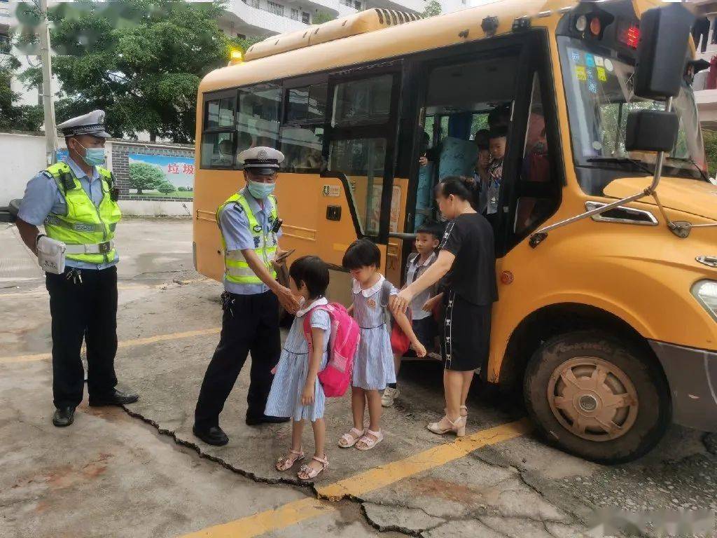 驚！化州一校車嚴重超載，限載28人竟擠了51人！