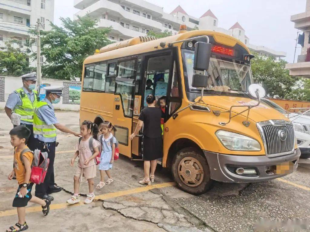 驚！化州一校車嚴重超載，限載28人竟擠了51人！