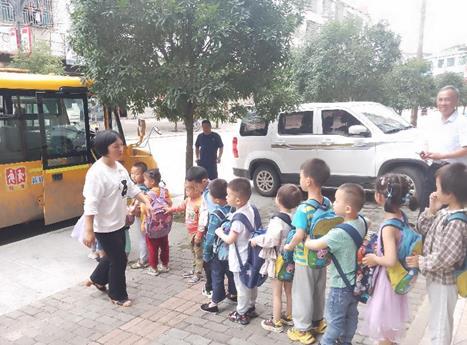 巨口鋪鎮(zhèn)開(kāi)展校車應(yīng)急疏散演練