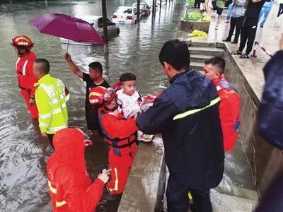 太原一輛校車遇積水被困，車上20多個孩子被轉(zhuǎn)移至安全地帶
