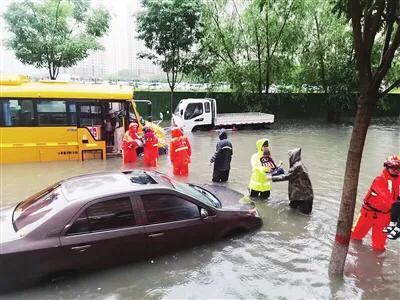 太原一輛校車遇積水被困，車上20多個孩子被轉(zhuǎn)移至安全地帶