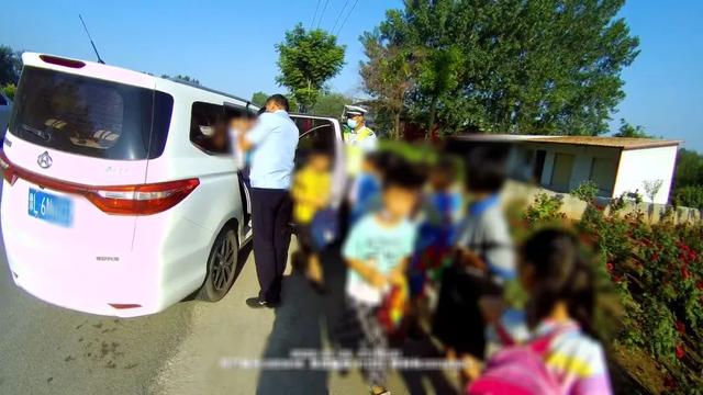 夏季整治百日行動丨“黑校車”超員上路，舞陽交警嚴(yán)查嚴(yán)懲，絕不姑息！
