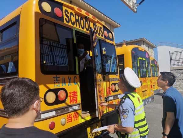 長春南關(guān)交警開展校車安全檢查 為學(xué)生撐起“安全傘”