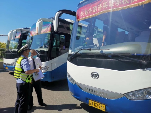 長春南關(guān)交警開展校車安全檢查 為學(xué)生撐起“安全傘”