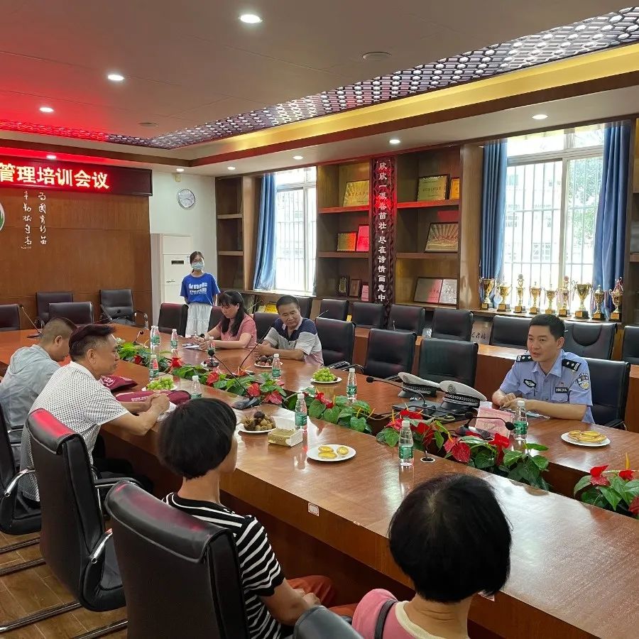 佛山交警為校車“體檢”迎開學(xué)！
