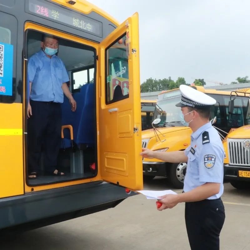 佛山交警為校車“體檢”迎開學(xué)！