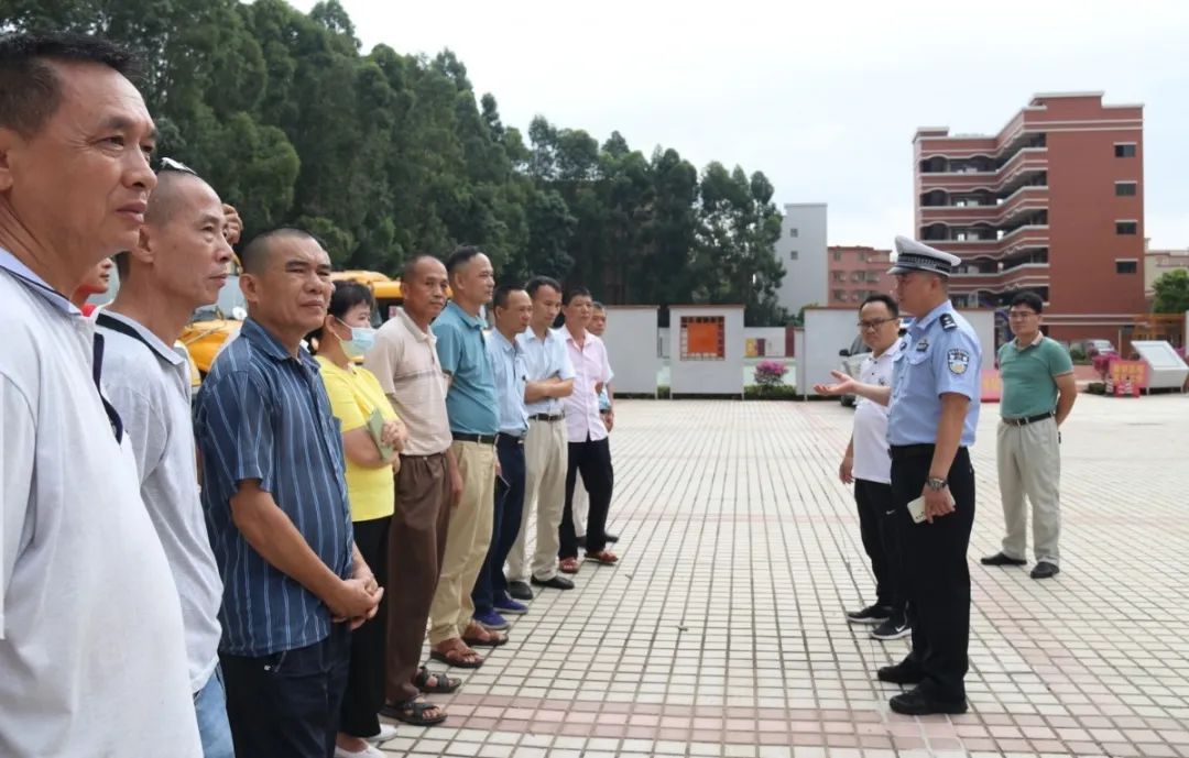 佛山交警為校車“體檢”迎開學(xué)！